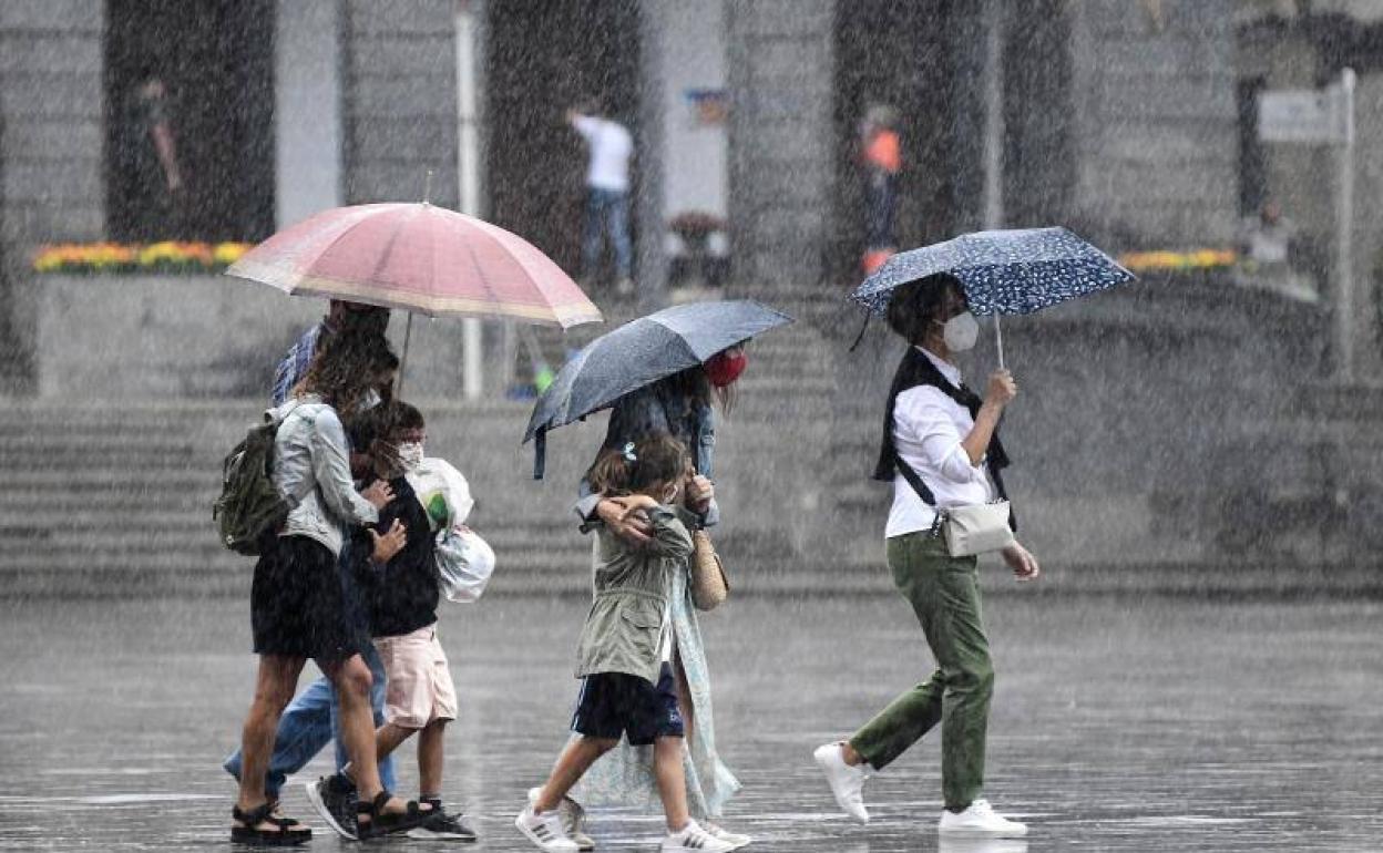 Imagen de archivo del chaparrón que cayó el pasado vienes en la capital grancanaria.