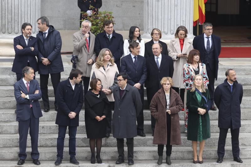 Foto de familia de los miembros de las mesas del parlamento y sus portavoces. 