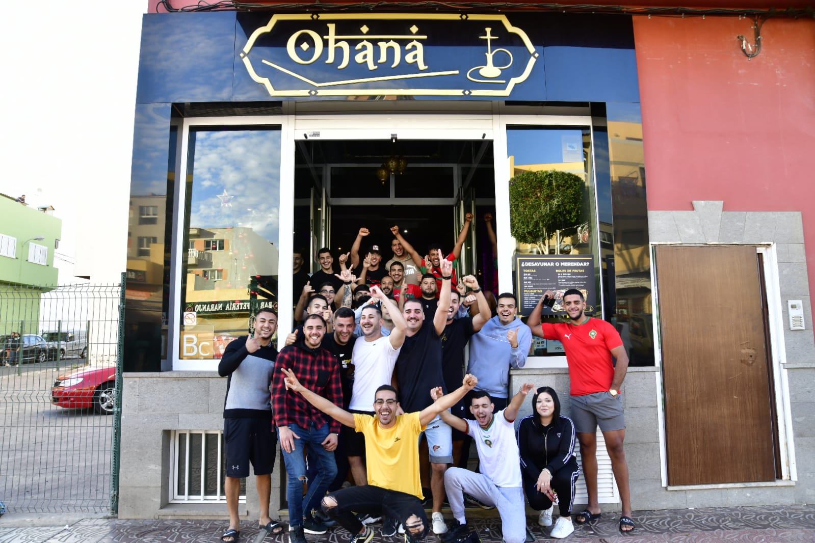 Imagen principal - Aficionados del Marruecos celebran el paso de la selección a los cuartos de final. 