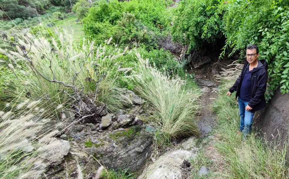 Benito Monagas muestra el afluente de aguas negras sobre el camino que usan los vecinos de Siete Puertas. 