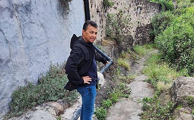 El representante vecinal muestra el inicio de la senda. 