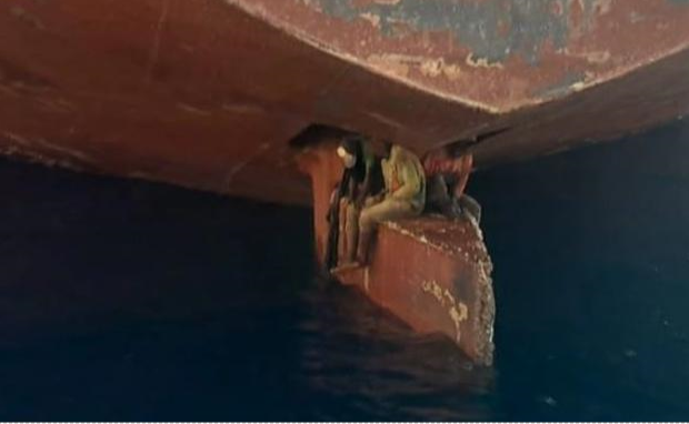 Los tres africanos, en el timón del petrolero