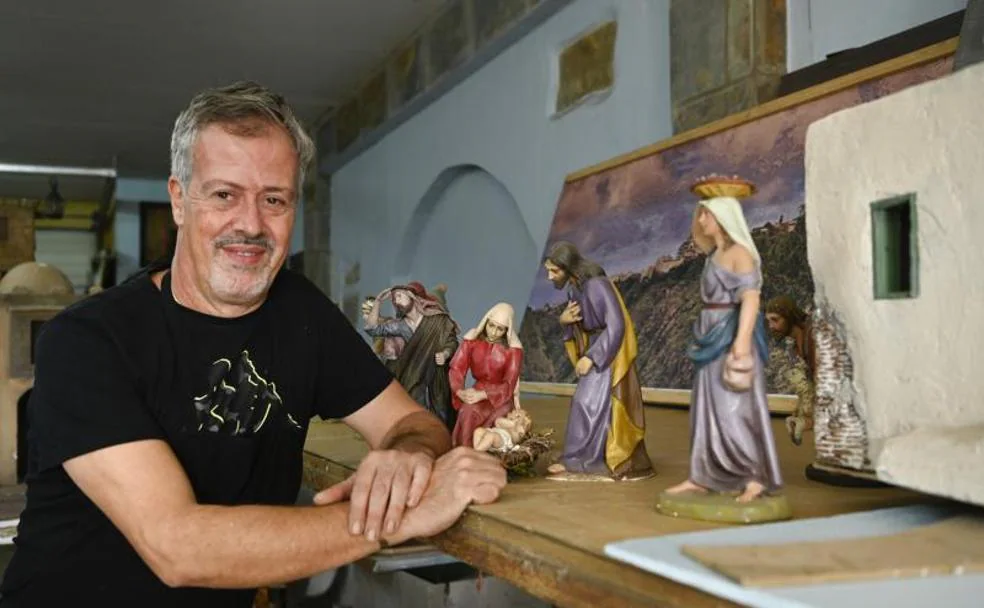 Fernando Benítez, en su taller en Moya junto a sus figuras.