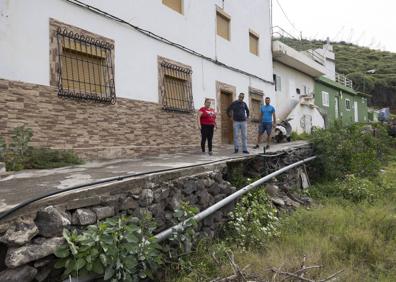 Imagen secundaria 1 - Los afectados piden una solución a la situación que denuncian. 