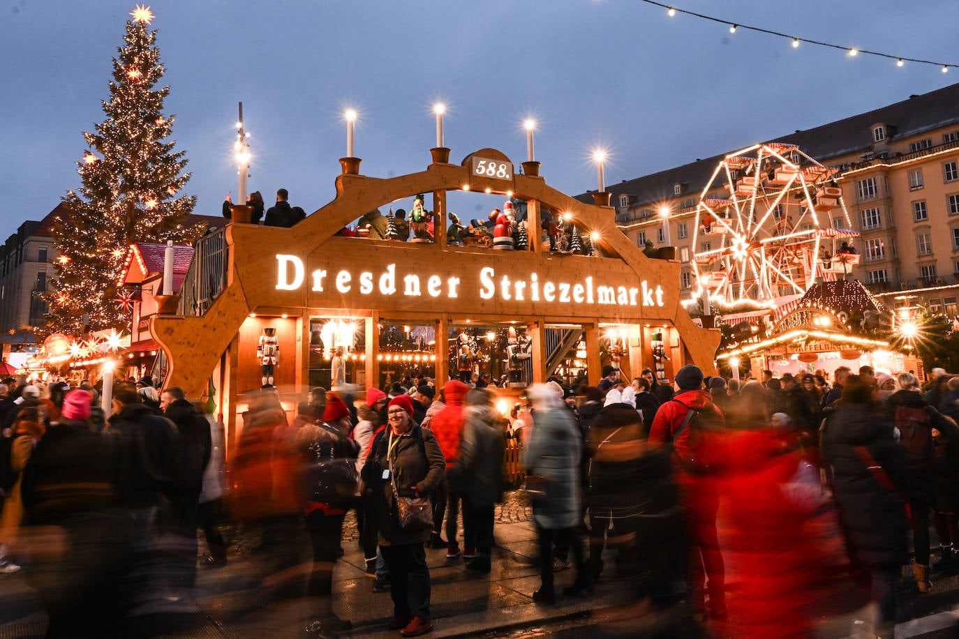 El tradicional mercado navideño 'Striezelmarkt' en Dresden, Alemania.