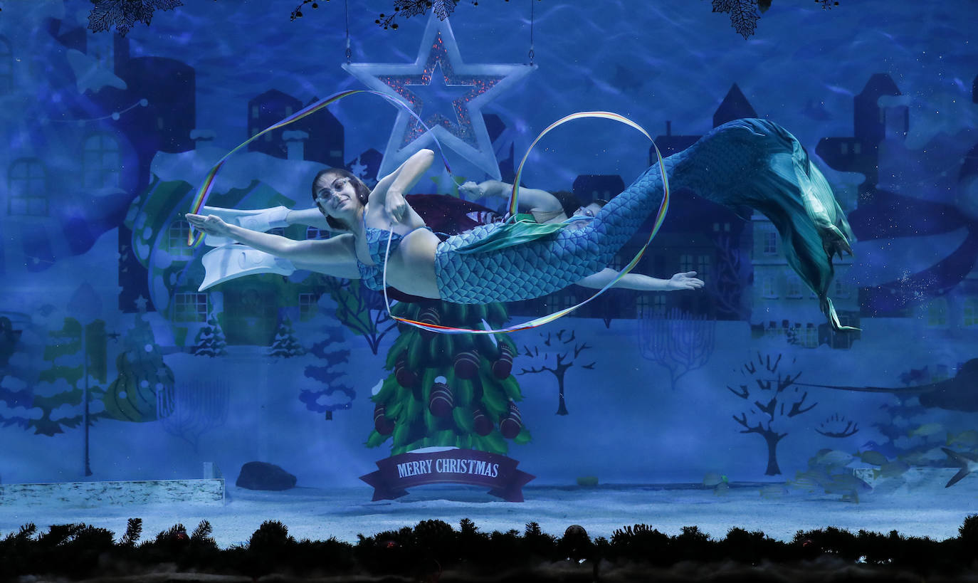 Un buzo disfrazado de sirena en un tanque de acuario durante un evento navideño en el Acuario Coex en Seúl, Corea del Sur.