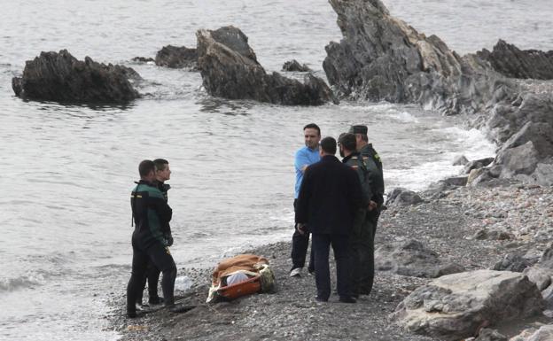 Imagen de archivo del rescate del cadáver de un inmigrante por parte de la Guardia Civil en 2014. 