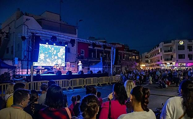Imagen principal - La Navidad llegó a Mogán con diversas actividades de ocio para grandes y pequeños. 