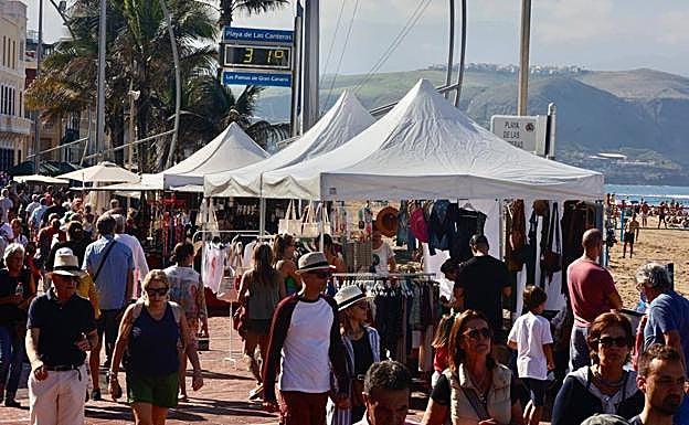 Turistas y residentes disfrutaron de una jornada de tiempo estival en Las Canteras. 