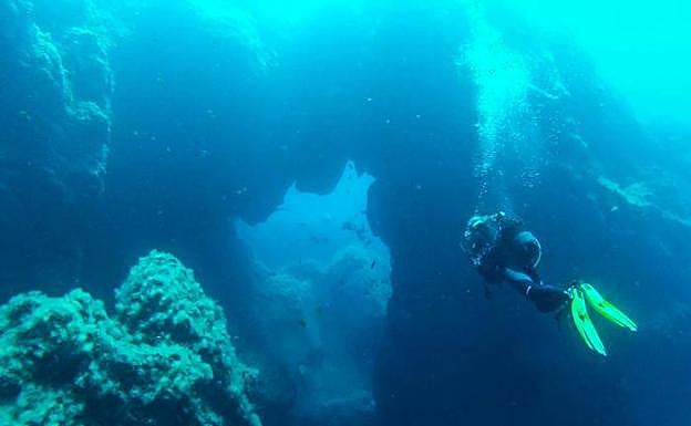 Un submarinista en los fondos de la ZEC Playa del Cabrón, que forma parte de la Red Natura 2000. 