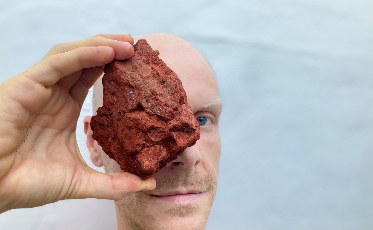 Ian Garside es el creador, coreógrafo y bailarín de la obra 'Almagre' en Cueva Pintada. 