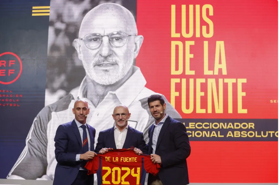 Luis de la Fuente (c) acude a su presentación como nuevo seleccionador nacional.