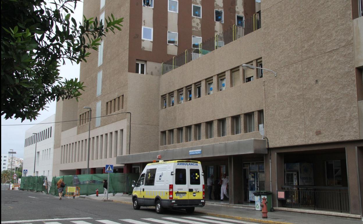 Imagen de archivo de una de las entradas del Hospital Materno-Infantil en la capital grancanaria. 