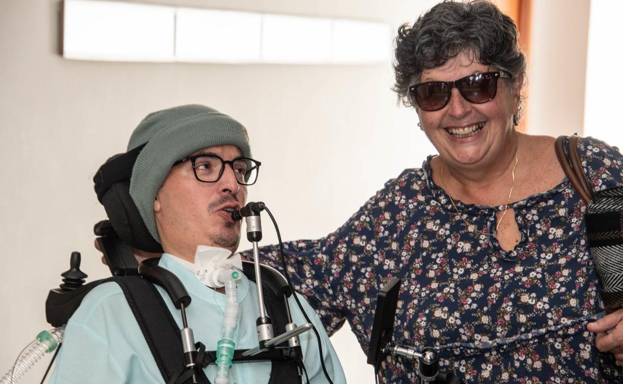 Miguel Planas junto a su madre Ana Fernández, ayer en la sede institucional de la Universidad de Las Palmas de Gran Canaria. 