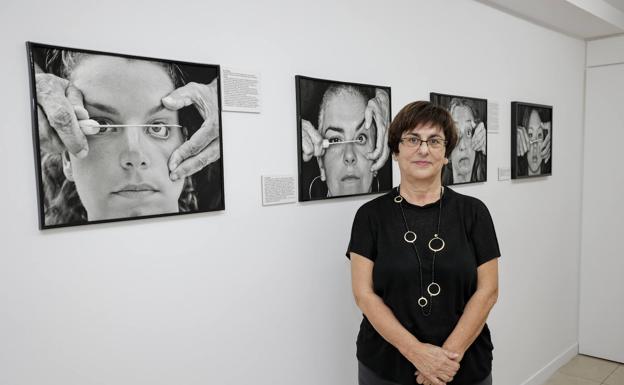 Mariví Gallardo, delante varias de las imágenes de 'La mirada sesgada'. 
