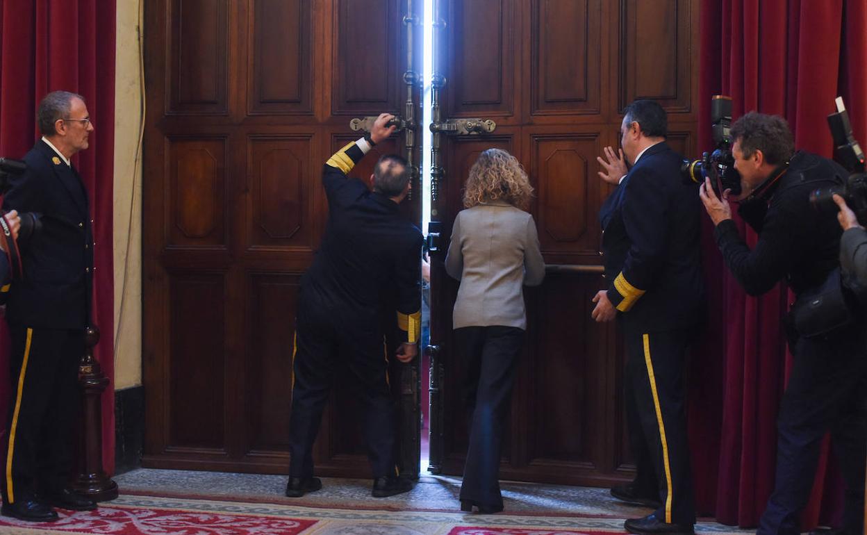 La presidenta del Congreso, Meritxell Batet, abriendo las puertas la semana pasada para recibir a la ciudadanía que quiso visitar la sede de la soberanía nacional. 