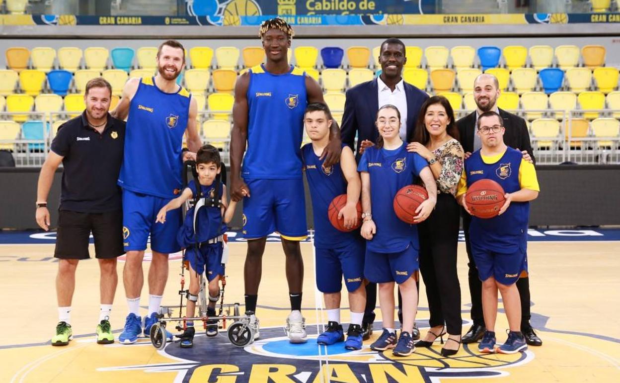 Shurna, Diop y el presidente, Sitapha Savané, en la foto para ilustrar este acuerdo. 