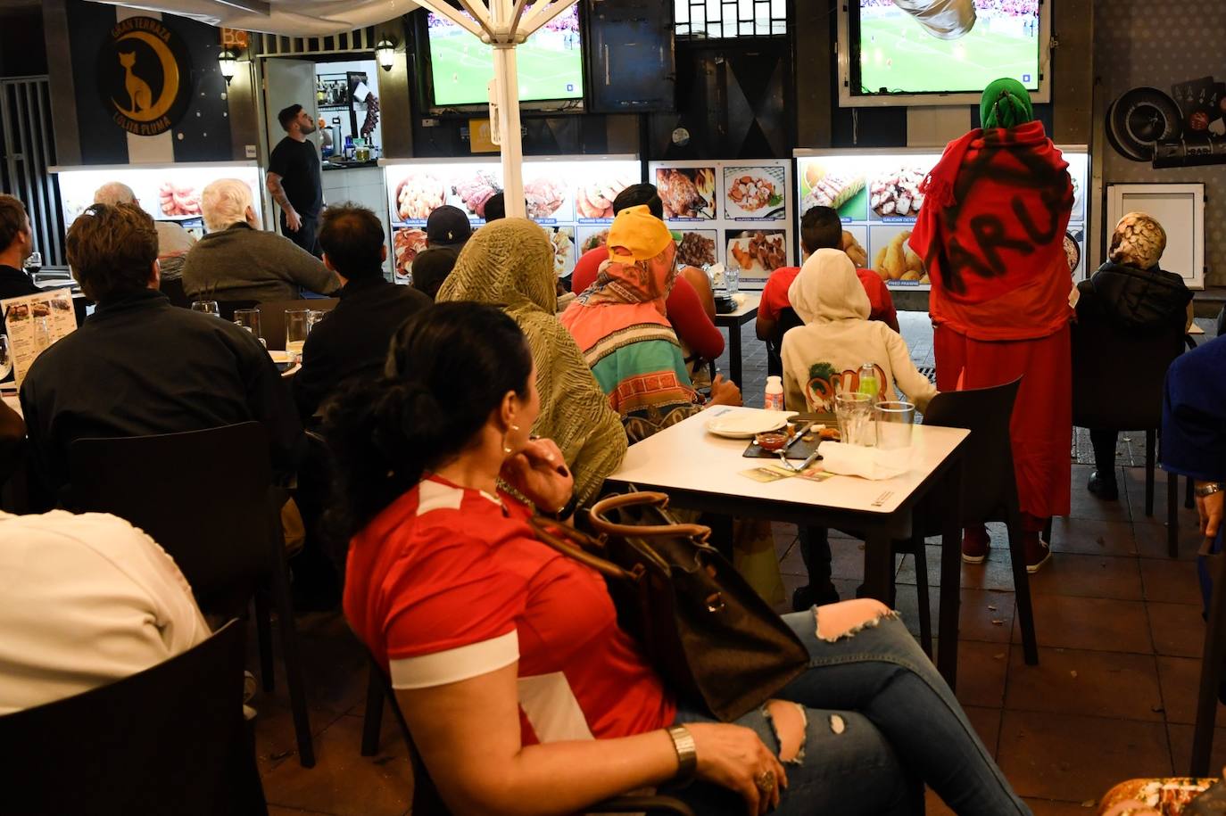 Fotos: Marroquíes viendo la semifinal del Mundial en Las Palmas de Gran Canaria