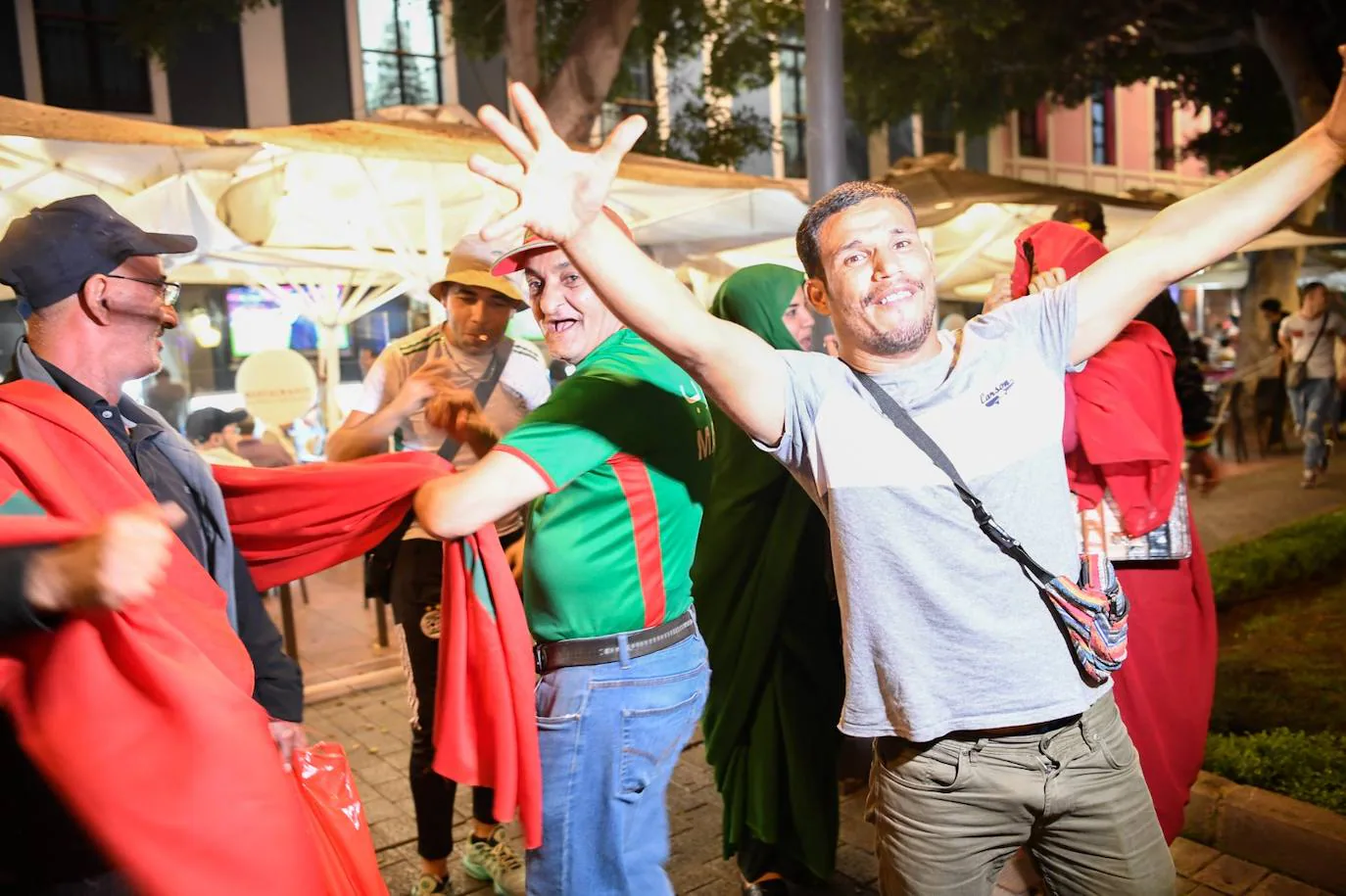 Fotos: Marroquíes viendo la semifinal del Mundial en Las Palmas de Gran Canaria