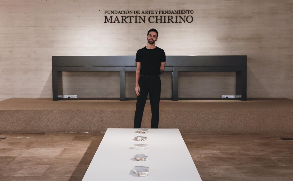 El artista sevillano Salvador Jiménez-Donaire, delante de su serie escultórica realizada sobre alabastros azules, que integran 'La Lentitud de las Piedras'. 