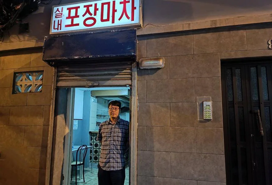 Yo Hwan Go Kim, en la puerta de su icónico local. 