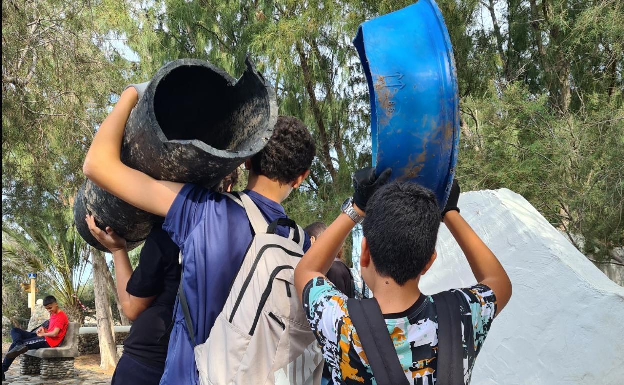 Durante la recogida de residuos en El Charco. 