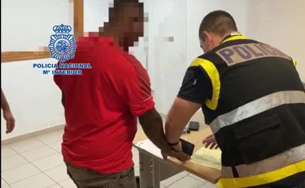 Detienen a un hombre por apuñalar a otro por la espalda