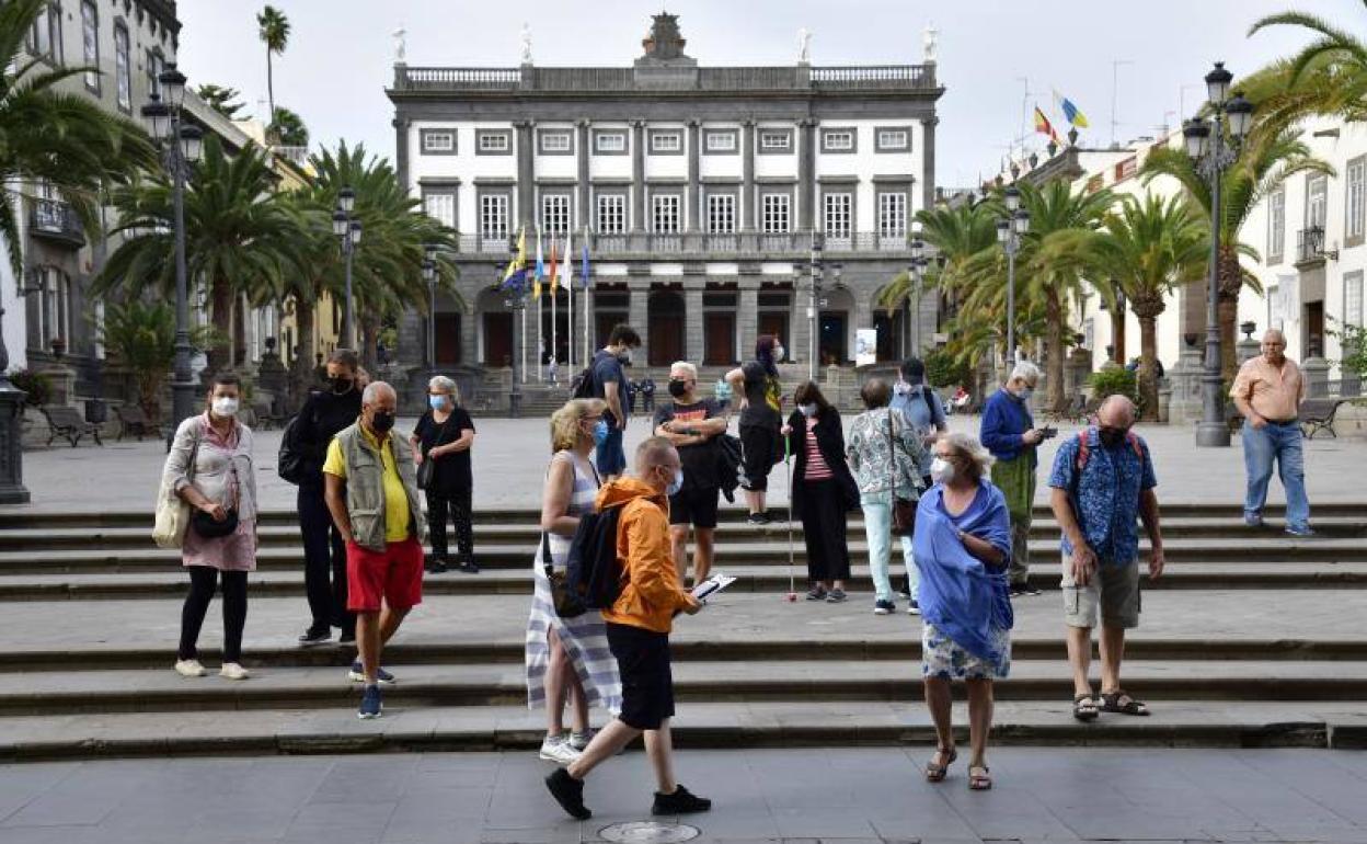 Imagen de turistas paseando por la capital grancanaria. 