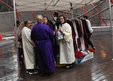 Imagen secundaria 1 - La lluvia hizo acto de presencia en el el ensayo de este jueves. 