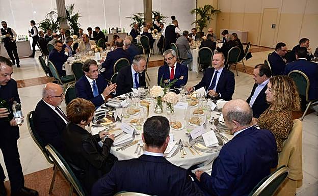 Imagen principal - Diferentes momentos del almuerzo de Navidad de la Cámara de Comercio de Gran Canaria. 