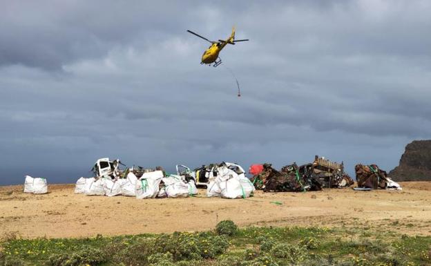 Helicóptero tras depositar uno de los vehículos extráidos del Risco de Famara. 
