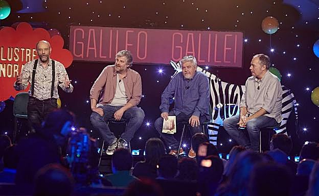 Los cuatro humoristas en el escenario de la sala Galileo Galilei. 