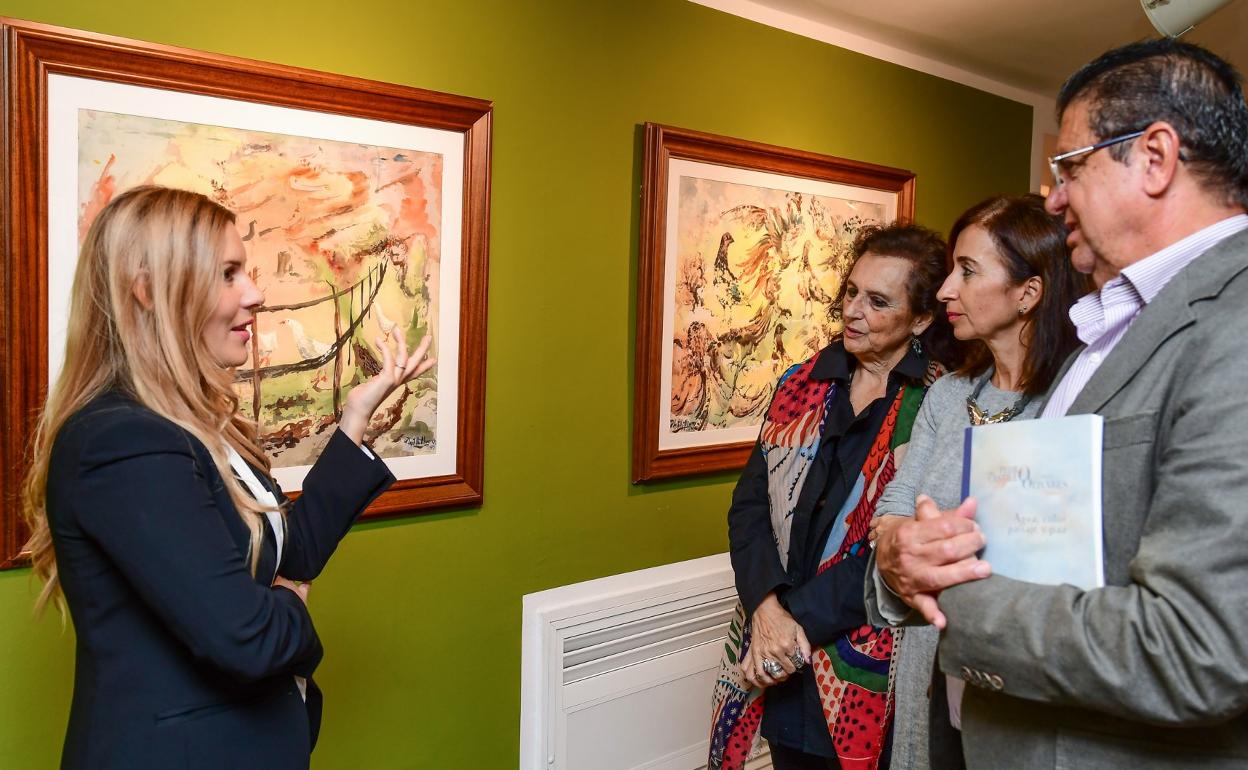 Laura Teresa Morales, comisaria de la muestra explica los detalles de la misma a Elena Acosta, Olga del Pino y Manuel Lobo. 