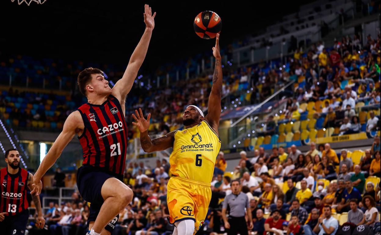 El base francés Andrew Albicy intenta anotar en el partido contra el Baskonia. 