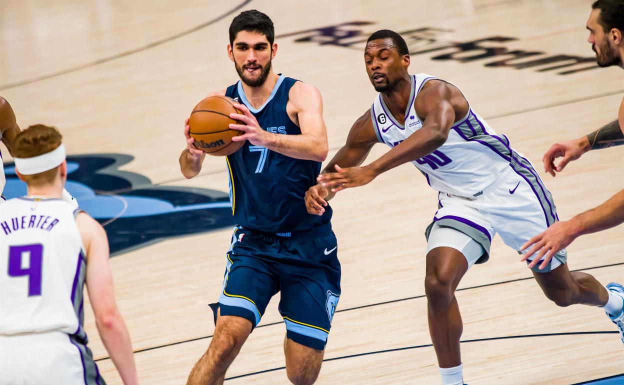 Uno de los momentos del partido de ayer, con dominio absoluto del canario. 