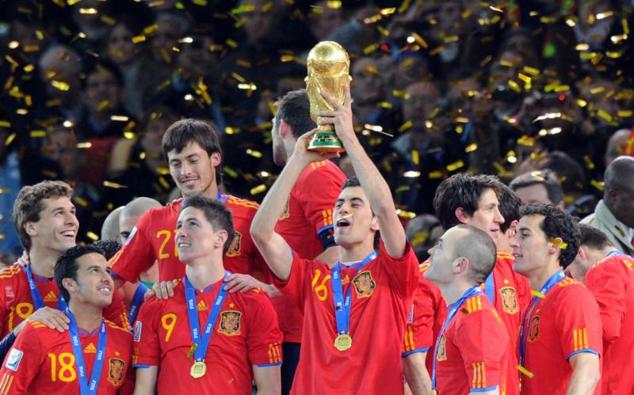 Sergio Busquets levanta la Copa del Mundo conquistada por España en Sudáfrica en julio de 2010.