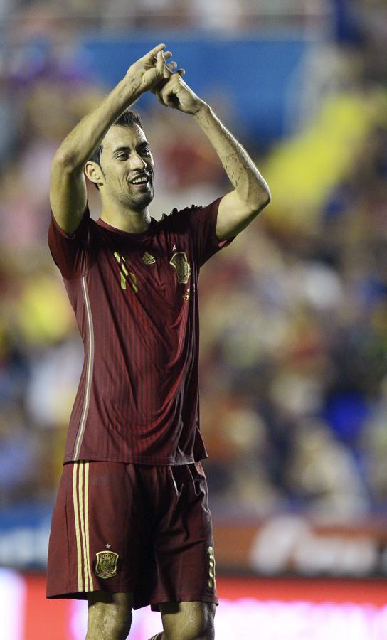 Busquets celebra un gol a Macedonia en Valencia en septiembre de 2014, la primera de sus dos dianas con La Roja.