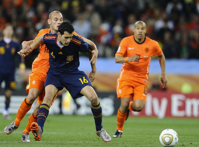 Busquets protege un balón ante Sneijder en la final del Mundial de Sudáfrica.