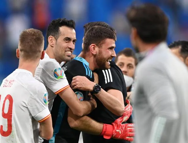 Busquets (2i) abraza a Unai Simón tras la tanda de penaltis frente a Suiza que metió a España en las semifinales de la Eurocopa 2020.