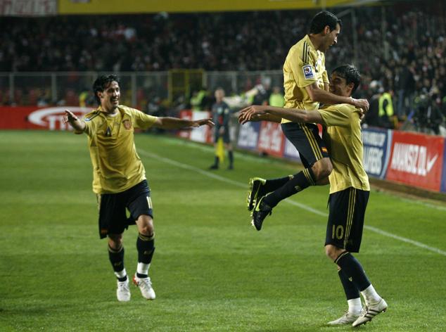 Busquets (c) celebra junto a Riera un gol en su debut con España, ante Turquía en abril de 2009.