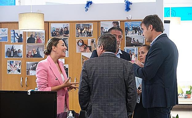 Jessica de León departe con sus compañeros del PP. 