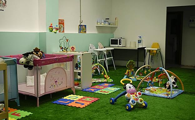 Imagen principal - El espacio ofrece la posibilidad de la acogida temprana y recogida tardía. 