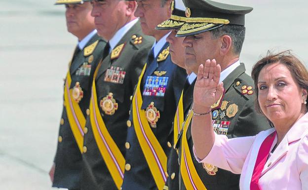 Boluarte se aferra a la presidencia de Perú arropada por el Ejército y la Policía