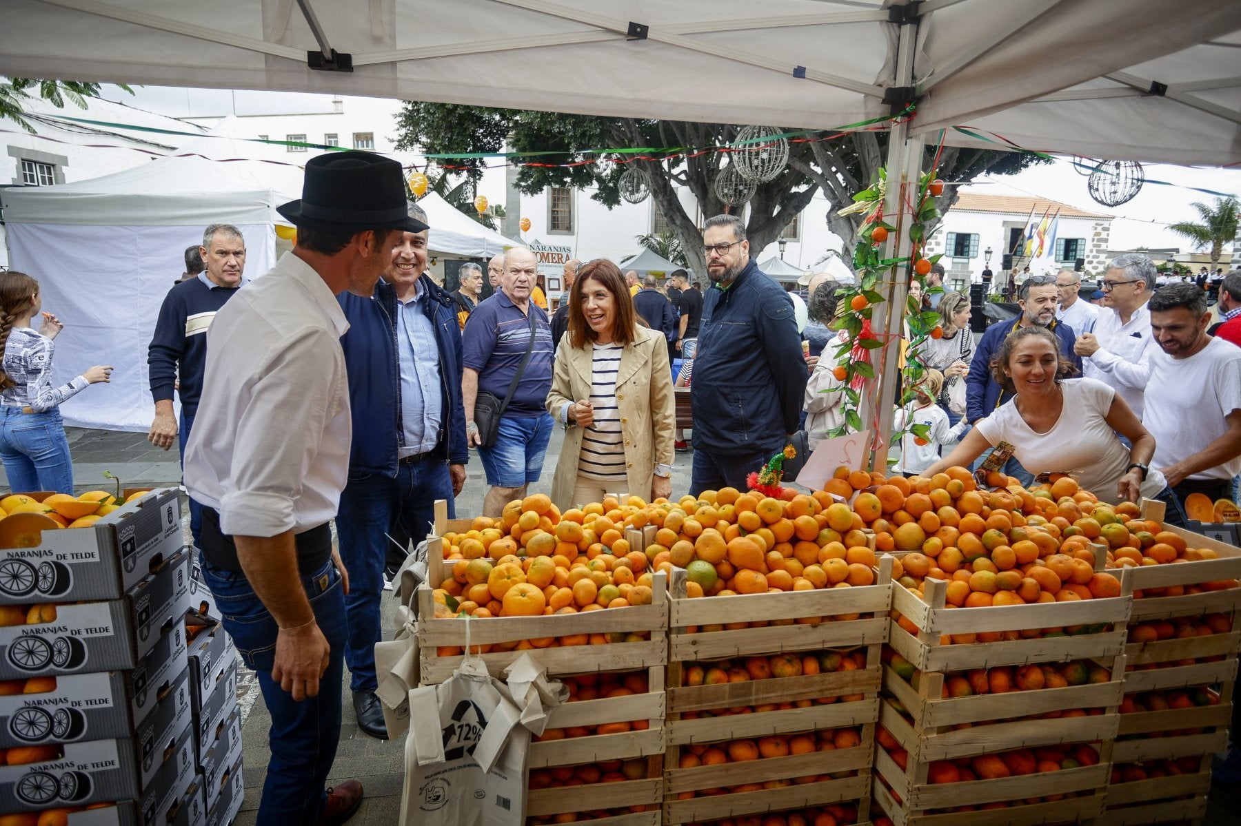 Cerca de 3.000 personas acudieron a esta 12ª edición de la Feria de la Naranja celebrada en la Plaza de San Juan. 