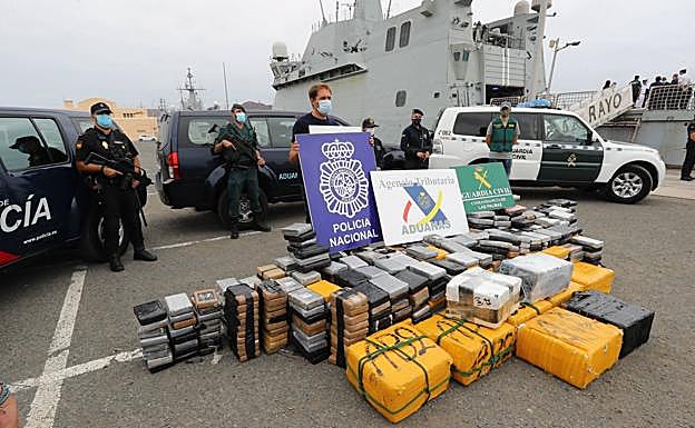 Los 1.203 kilos de cocaína, en la imagen en la Base Naval de Las Palmas, tenían un precio de venta de 48,3 millones de euros. 