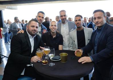 Imagen secundaria 1 - Pleno de autoridades en el almuerzo de Navidad de la UD Las Palmas