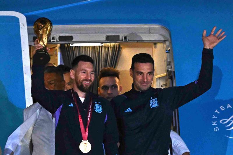 Leo Messi y Lionel Scaloni, con el trofeo de la Copa del Mundo, fueron los primeros en bajar del avión. 