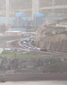 Imagen secundaria 2 - Un camión queda atravesado en La Laja tras un vuelco