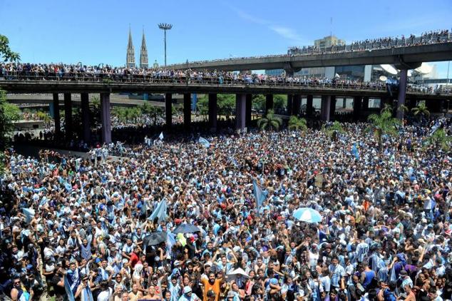 Una gran multitud de argentinos espera la llegada de los jugadores al centro de Buenos Aires