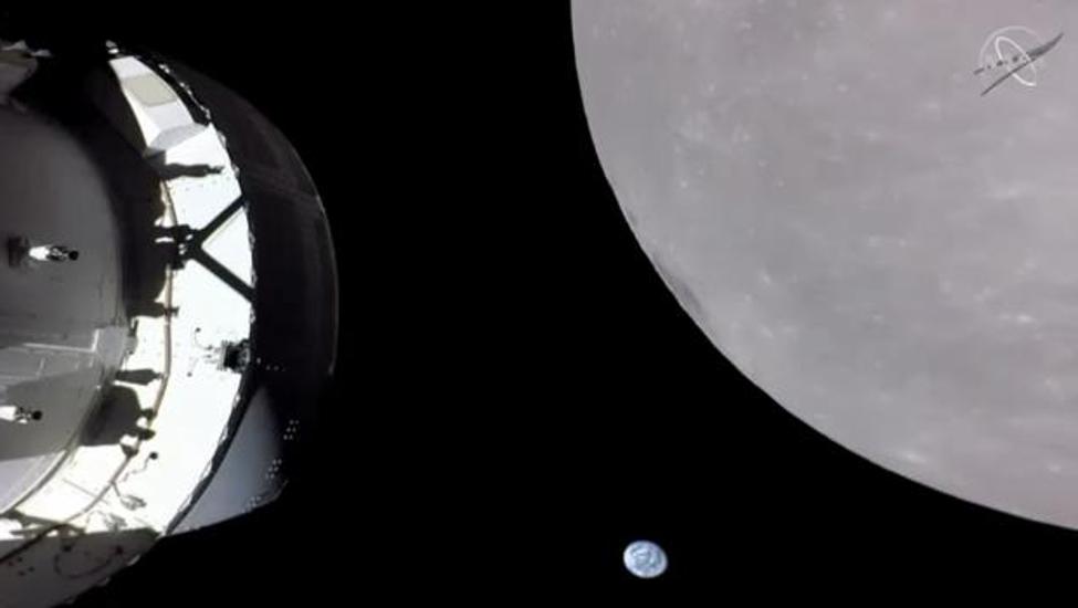 La cápsula Orión, poco antes de perder comunicación con la Tierra al pasar por detrás de la Luna. 